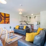 84 - Three Bed By Shortstays דירה
