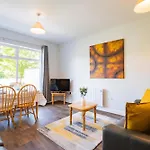 84 - Three Bed By Shortstays דירה