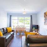 84 - Three Bed By Shortstays דירה *